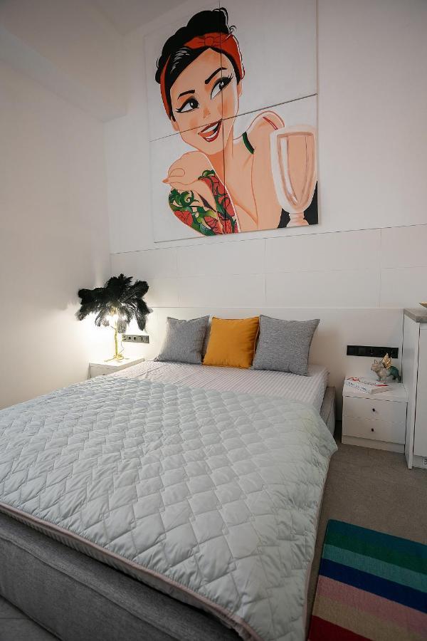 High Five Apartments, Area