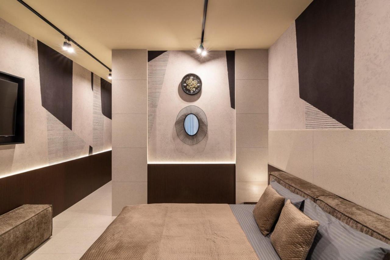High Five Apartments, Area *