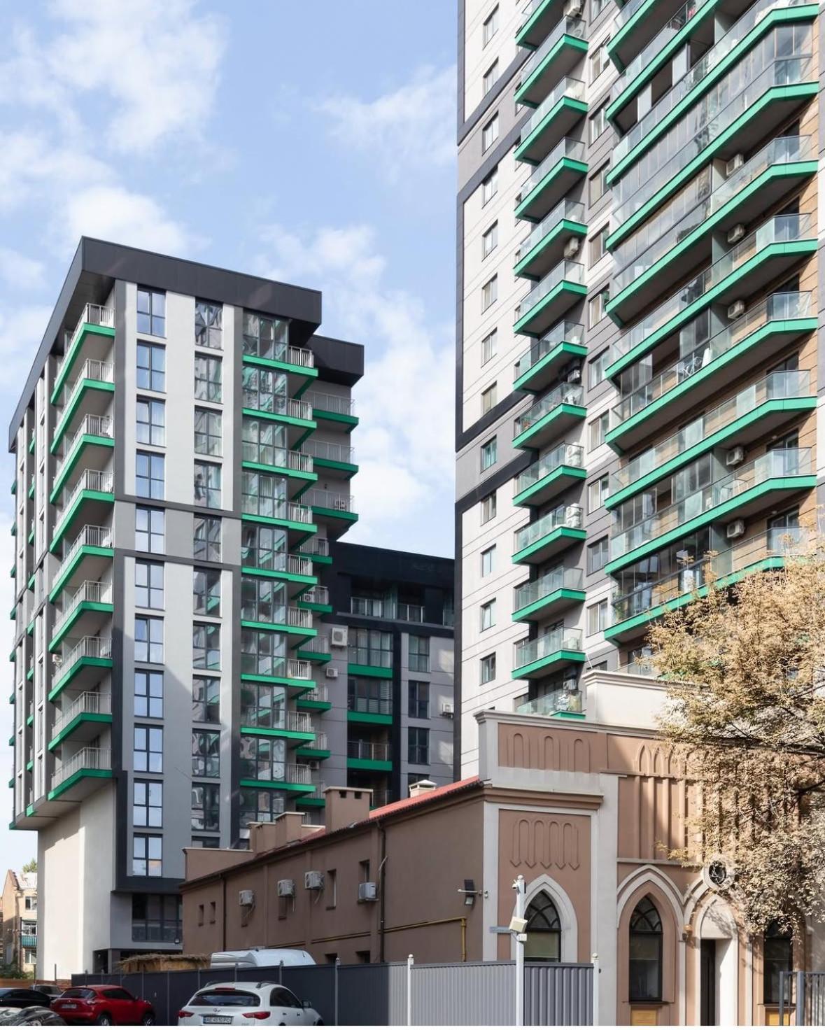 High Five Apartments, Area